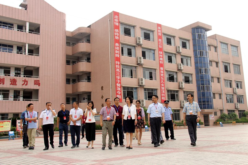 1528788906122833.jpg 郭捷副市長(zhǎng)一行在更生考點(diǎn)巡考 (7).JPG