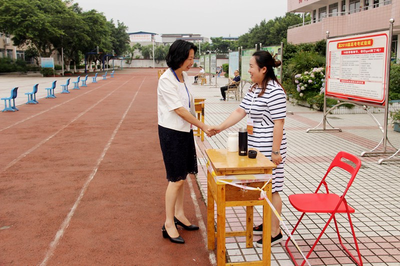 1528788917732505.jpg 郭捷副市長(zhǎng)一行在更生考點(diǎn)巡考 (8).JPG