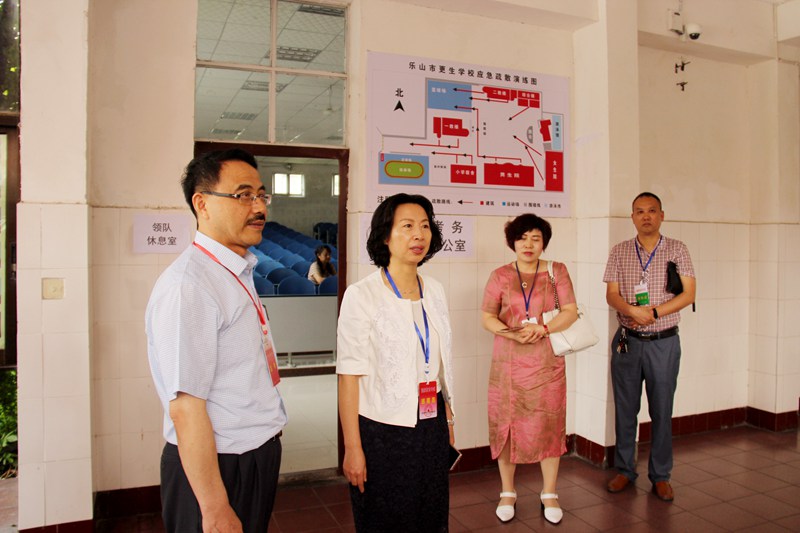 1528789039125011.jpg 郭捷副市長(zhǎng)一行在更生考點(diǎn)巡考 (1).JPG